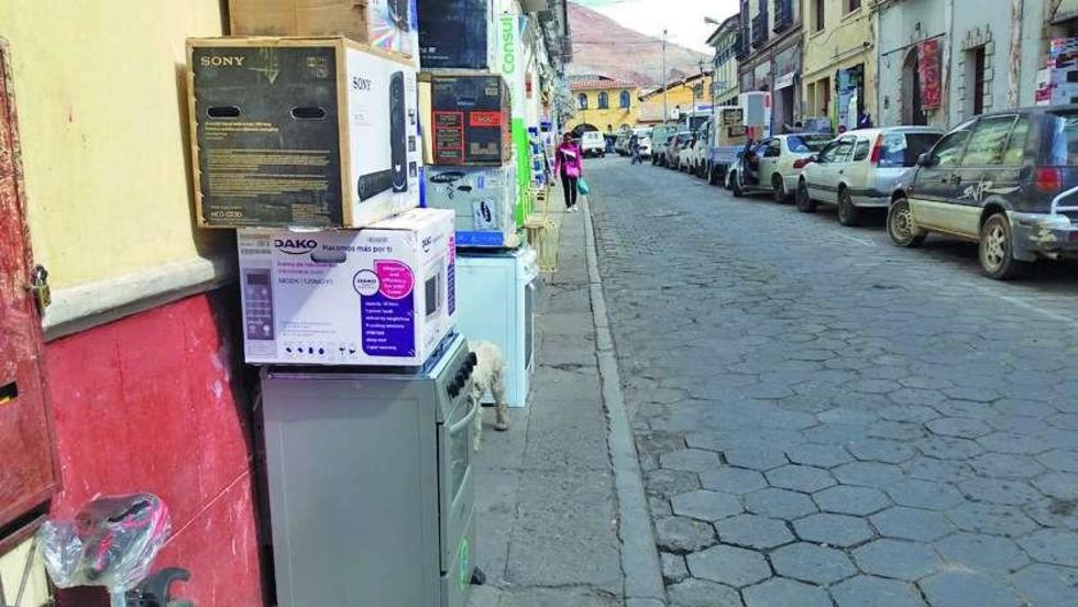 Cuestionan a los comerciantes por ocupar las aceras