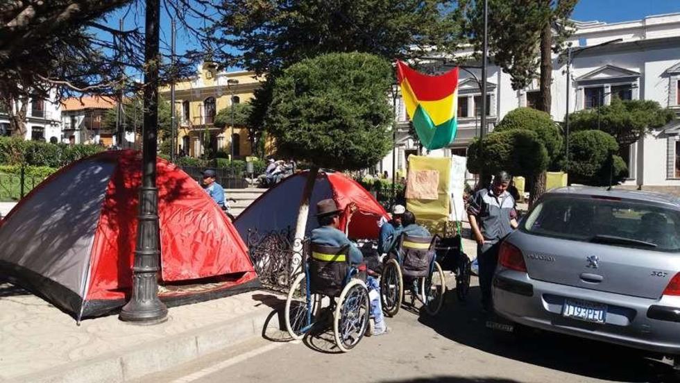 Discapacitados mantienen la vigilia en la plaza central