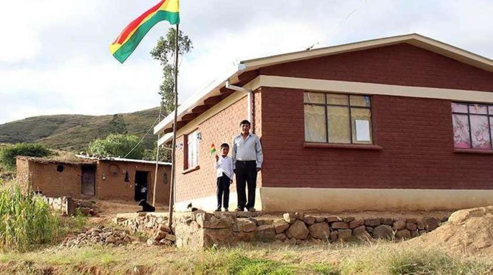 Dan viviendas sociales a 43 familias de Tacachi