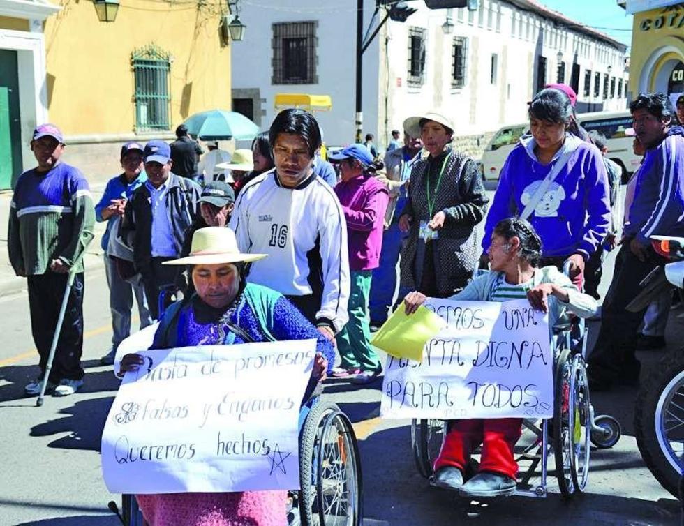 Discapacitados se movilizan por bono 