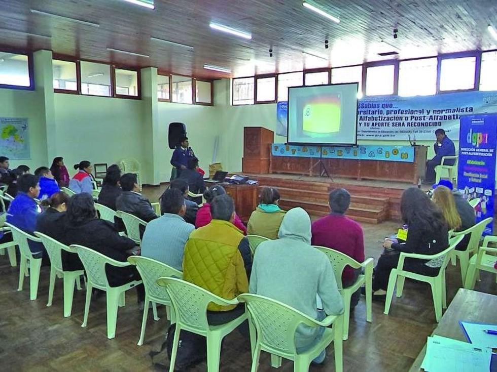 Buscan alfabetizar con la tecnología de las tabletas