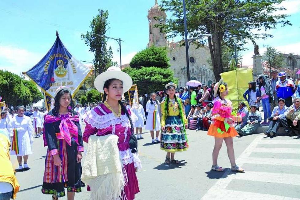 Alumnos desfilan en honor a Potosí