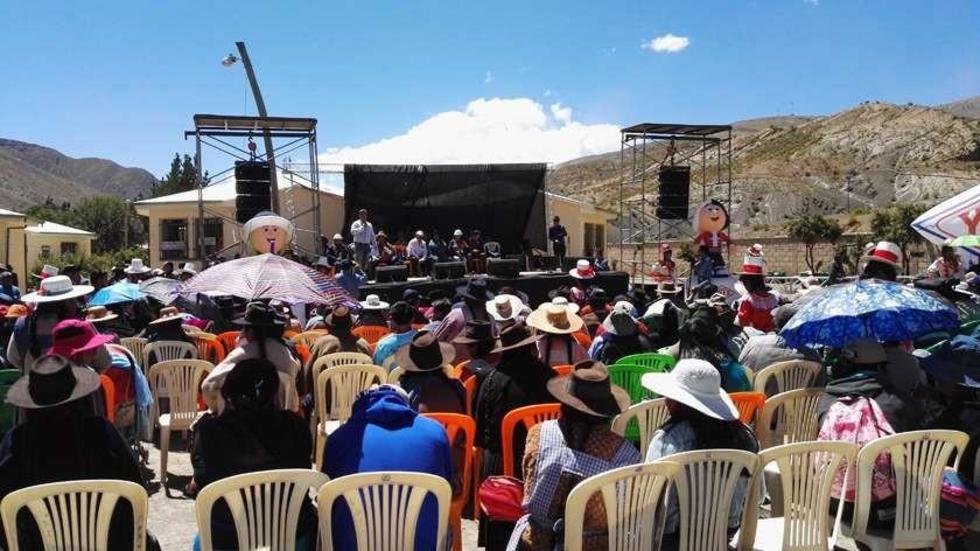 Cae una tarima y hiere a cuatro personas