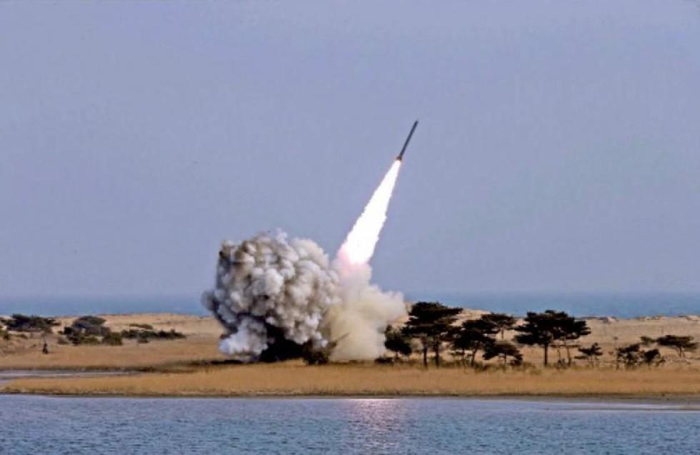 Corea del Norte supervisa las pruebas de sistema de misiles 