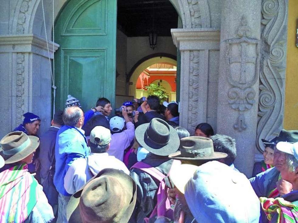 Choferes cierran vía a Villazón y amenazan con bloquear a Sucre