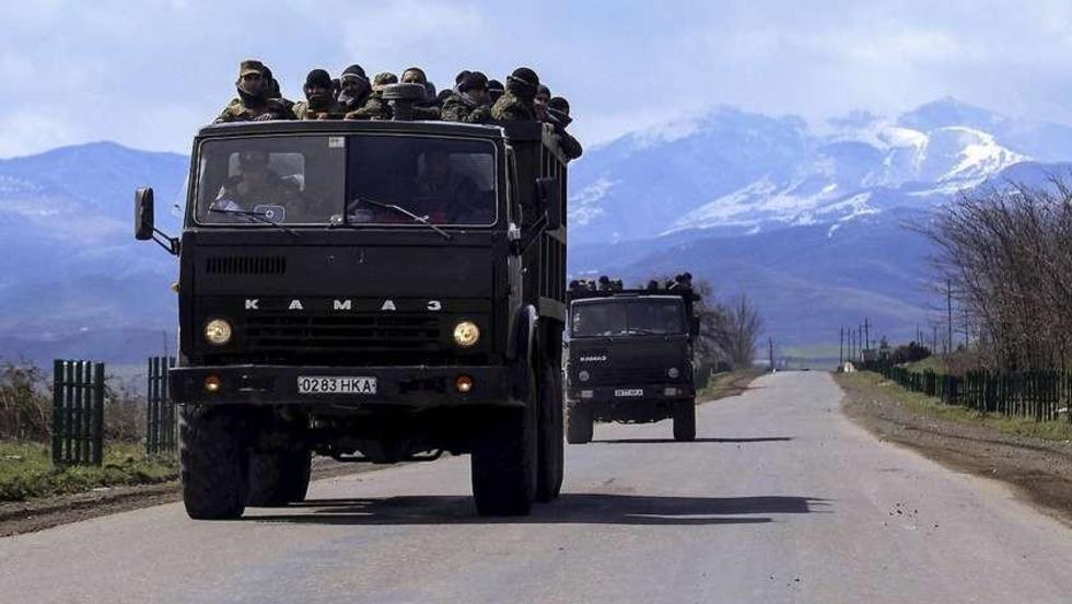 Armenios y azerbaiyanos acuerdan el cese del fuego