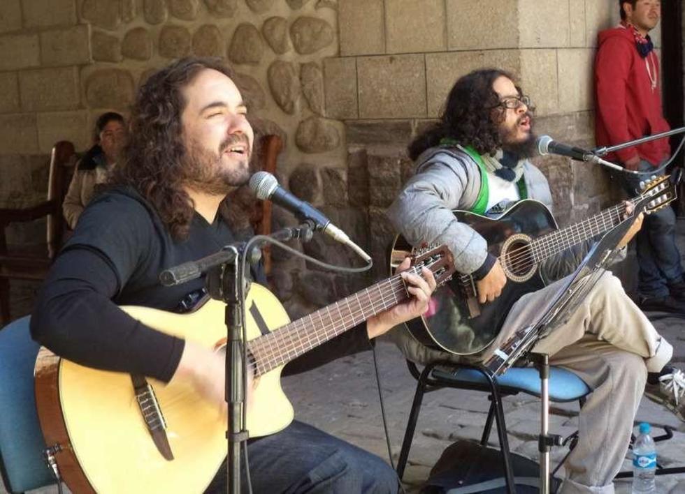 Dúo Negro y Blanco actúa esta noche en “La Casona”