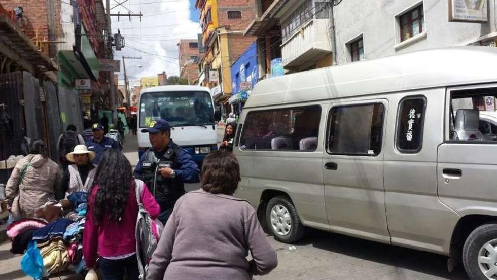 Municipales "limpian" calles del sector mercado Uyuni