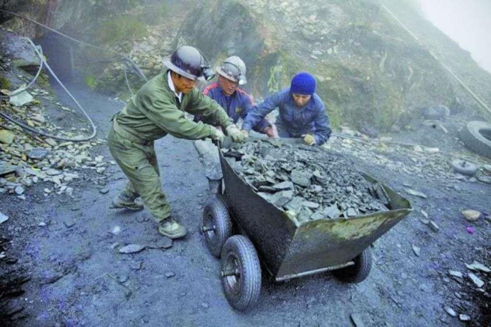 Rechazo campesino dificulta la salida de mineros del cerro