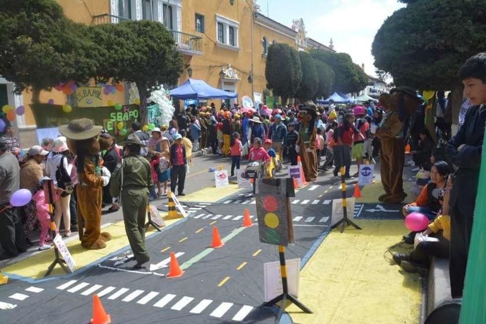 Estudiantes de la Esbapol divirtieron con juegos a niños en plaza central