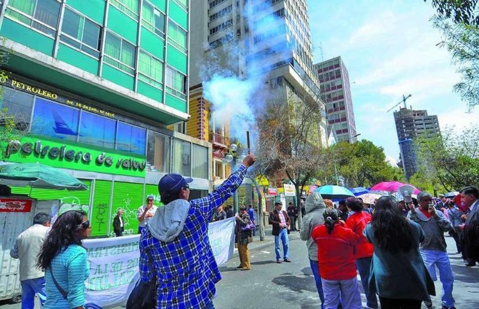 Caja Petrolera: marcha pide la renuncia de funcionarios