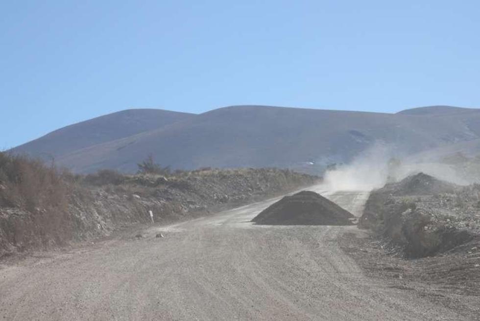 Asambleísta observa avance físico y financiero en varias obras camineras
