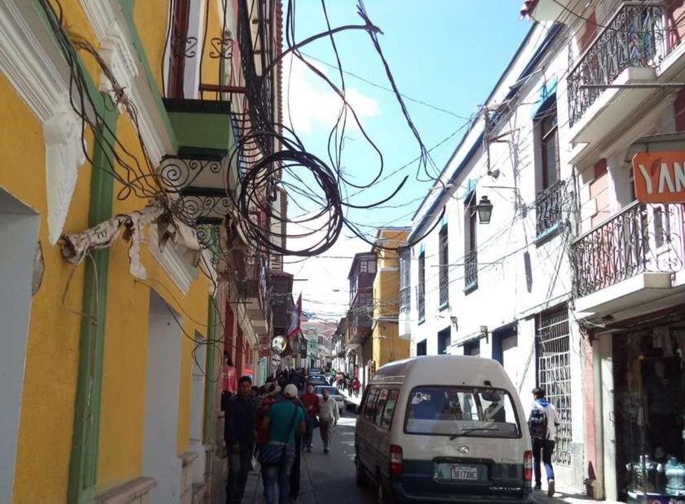 Maraña de cables cuelgan en calle Bolívar