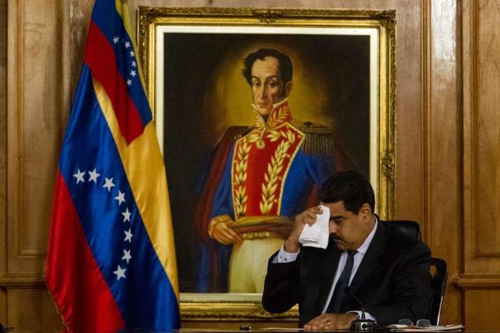 La oposición presenta firmas para el inicio del revocatorio de Maduro