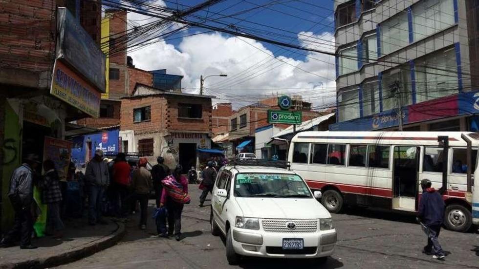 Policía urbana decomisa productos que estaban en aceras