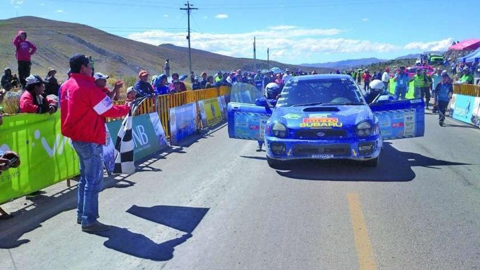 Kenny Prieto Barragan acaba la carrera empujando su máquina
