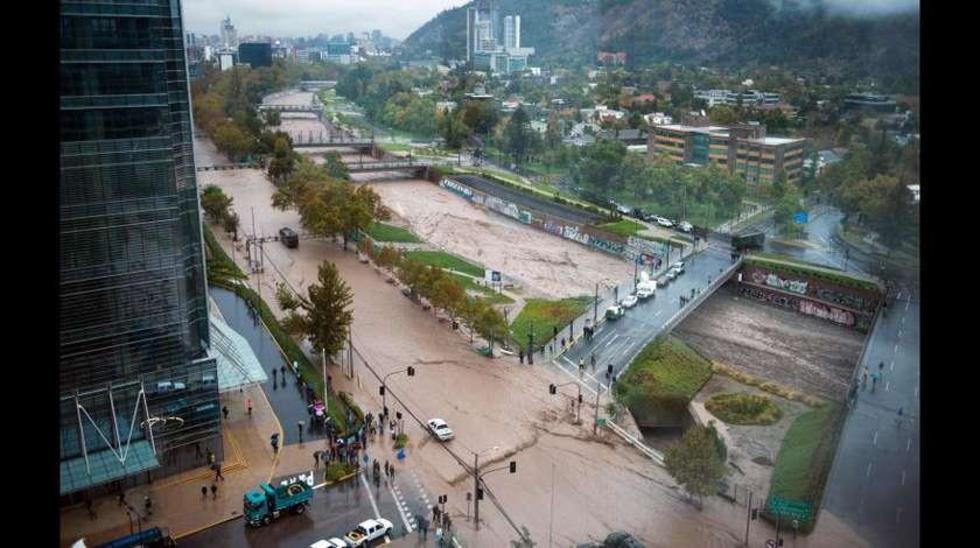 Hay casi un millar de damnificados por temporal en Chile