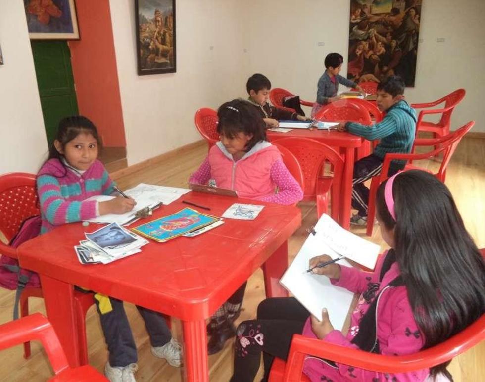 Niños exponen y venden pinturas