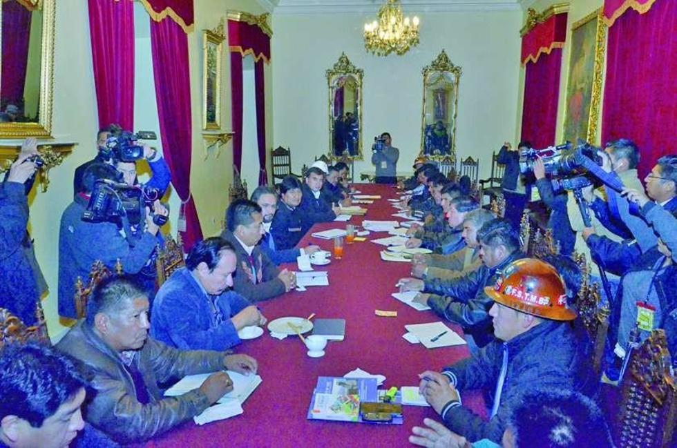 Evo y COB postergan el debate del incremento para el martes