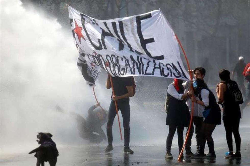Estudiantes en Chile marchan  contra las reformas educativas