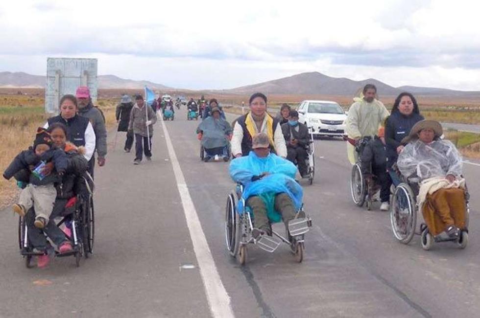 Discapacitados llegan a la ciudad de El Alto y piden audiencia con Evo