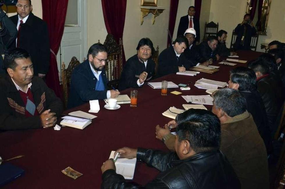 La COB y Evo Morales negocian hoy el incremento salarial 2016 