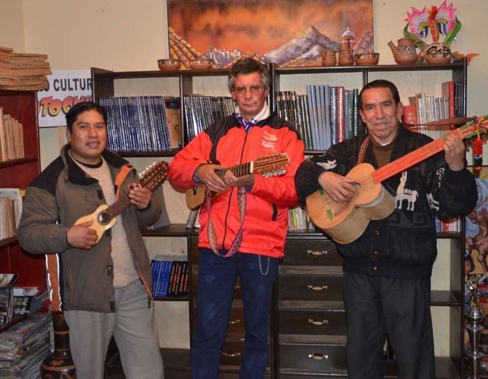 Hacen encuentro de charanguistas