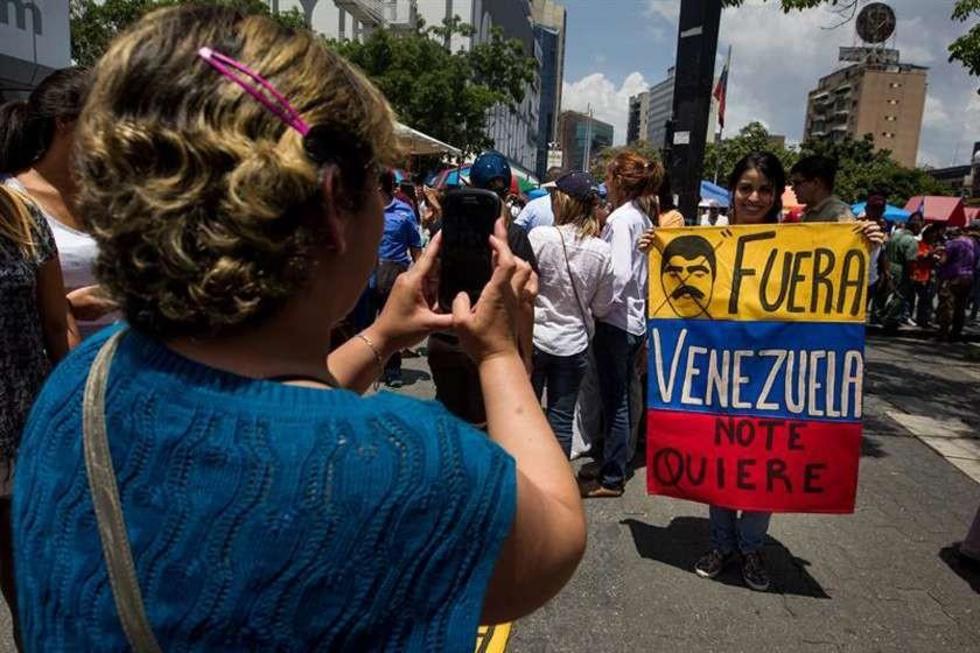 La oposición inicia la recolección de firmas para revocar a Maduro