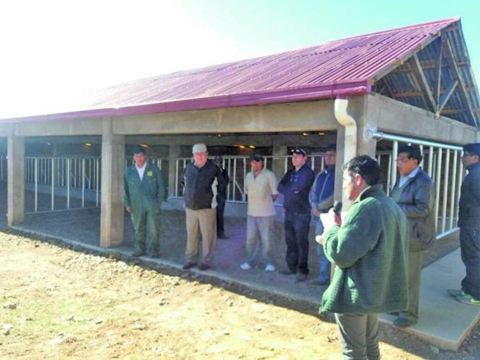 La UATF entrega establos para la facultad de Agronomía