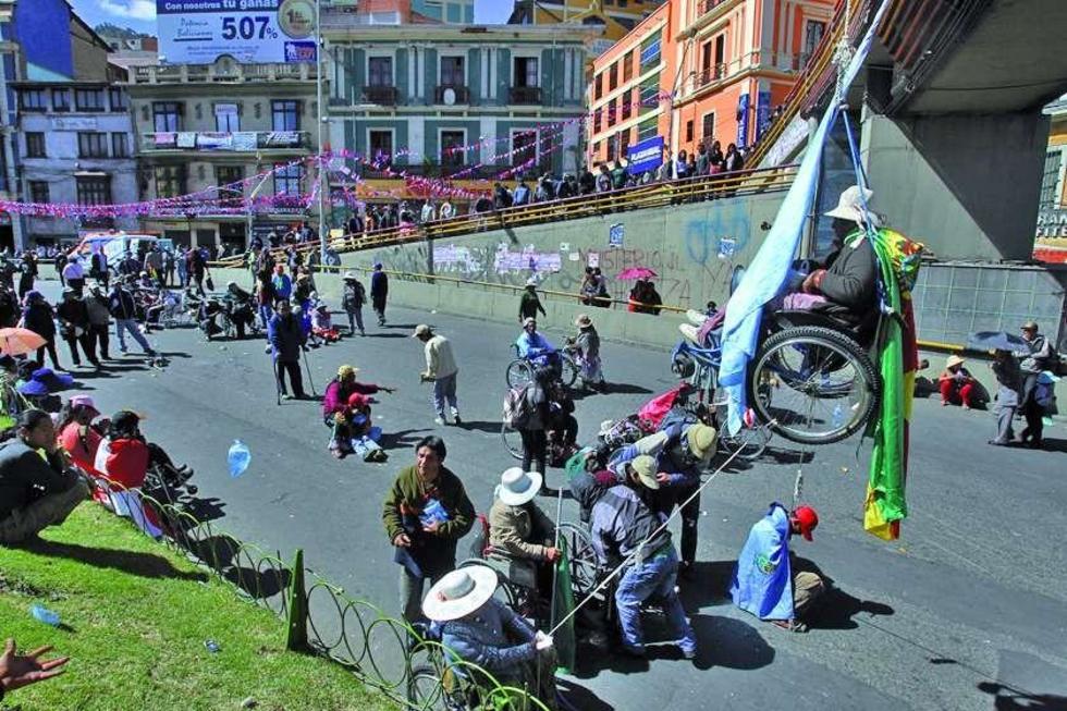 Radicalizan protestas en La Paz por bono