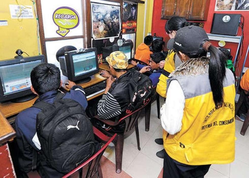 Intendencia halla a alumnos que faltan a clases en centros de internet