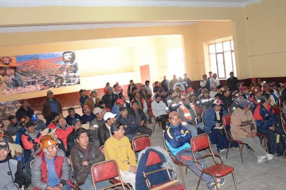 Los trabajadores potosinos  critican al CEN de la COB
