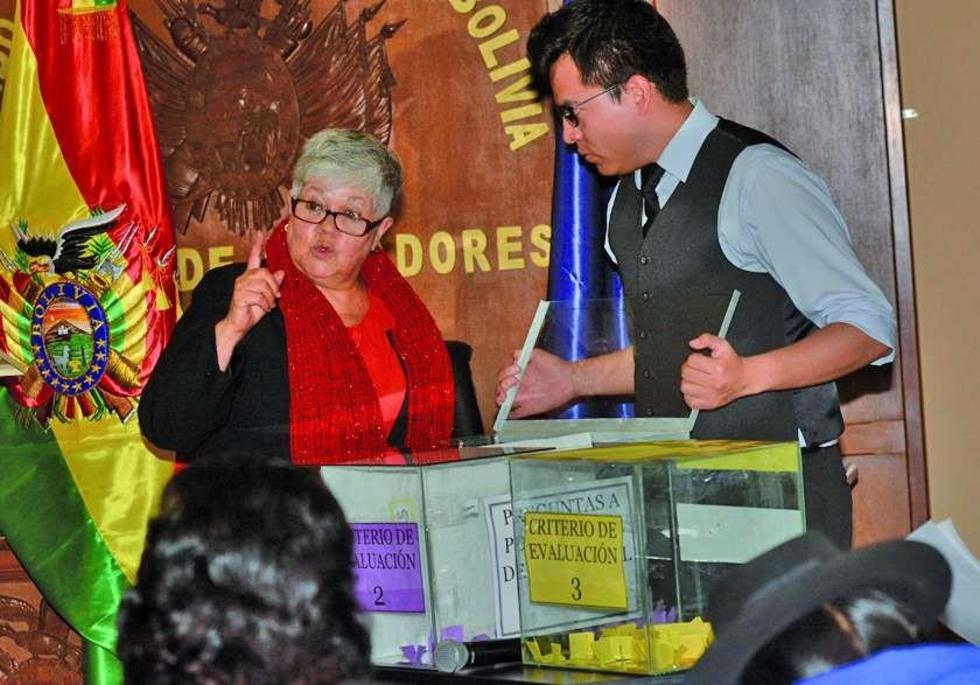 Comisión evalúa a los aspirantes habilitados al cargo para defensor