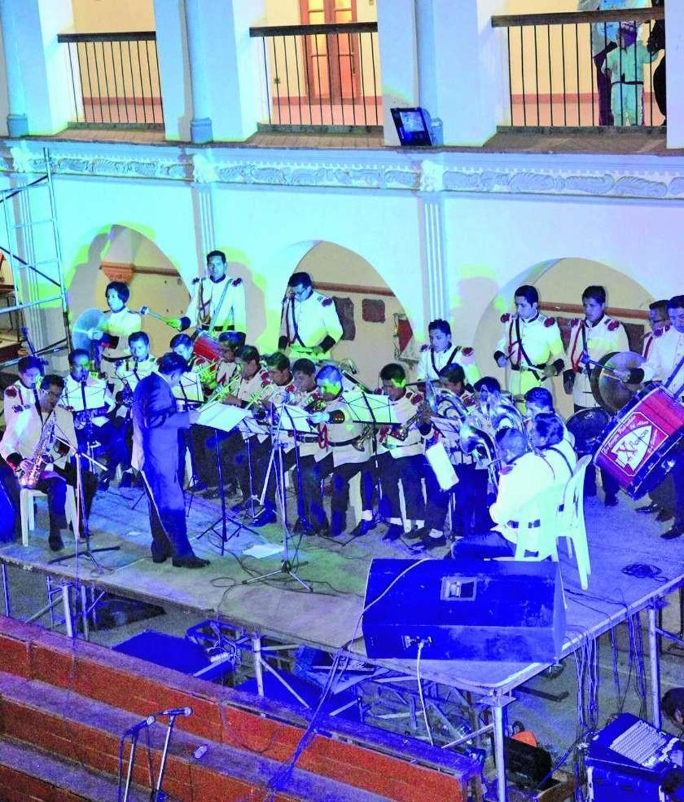 Exalumnos del Pichincha homenajean a su colegio