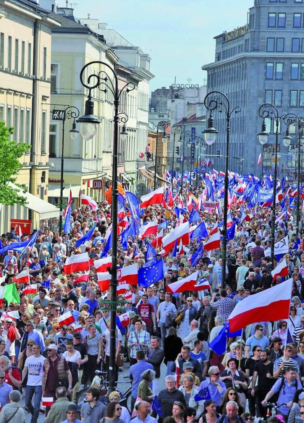 Más de 240 mil protestan contra el gobierno de Polonia