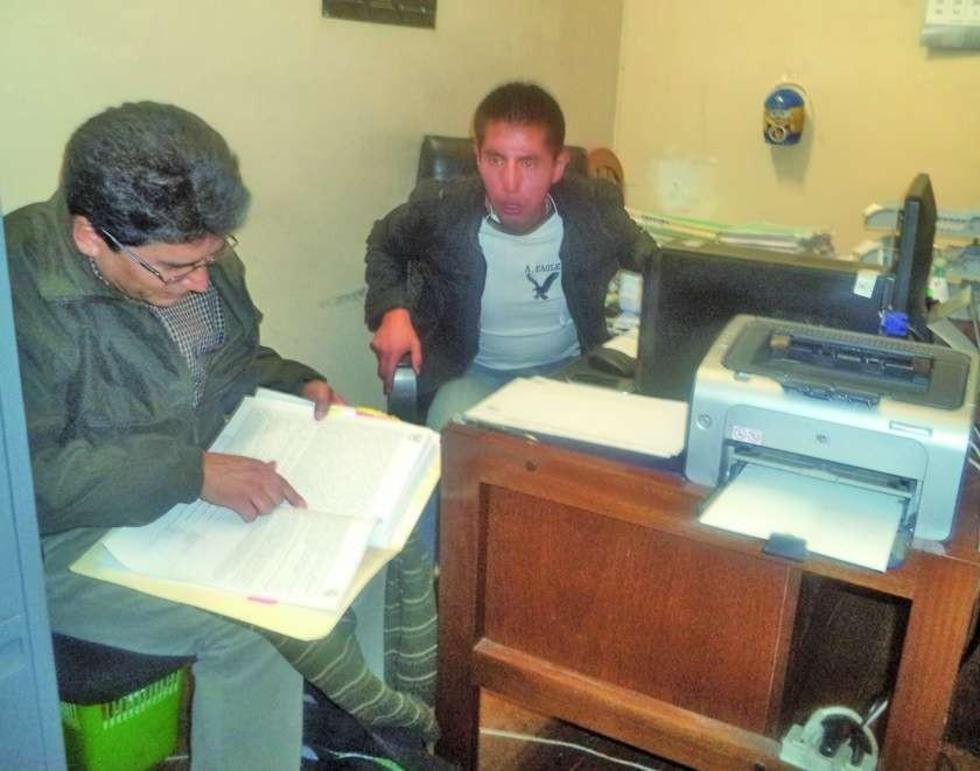 Exgobernador dice que falsificaron su rúbrica