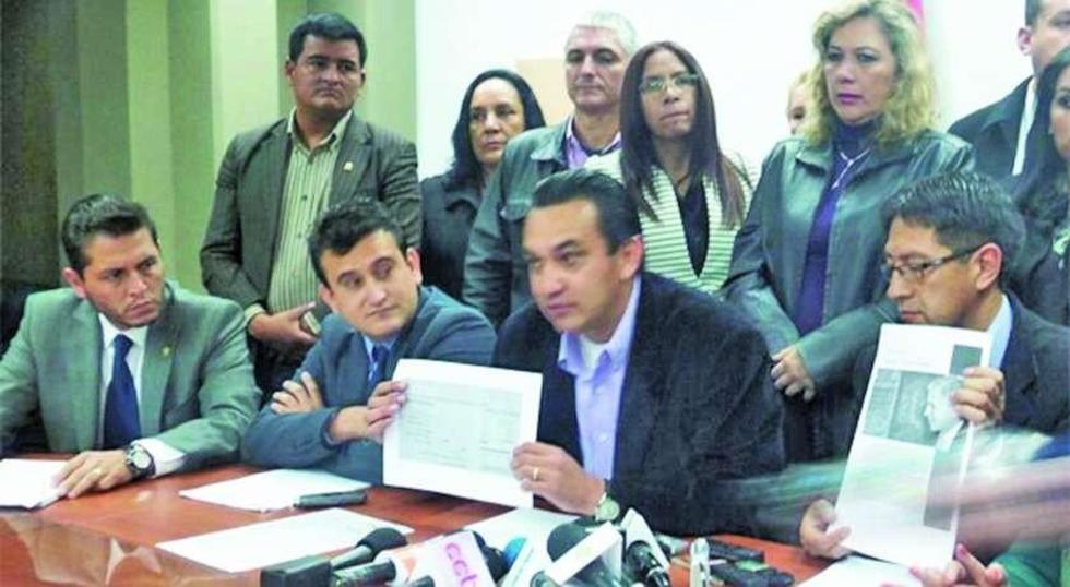 Denuncian formalmente al vice por falsedad en libreta y título