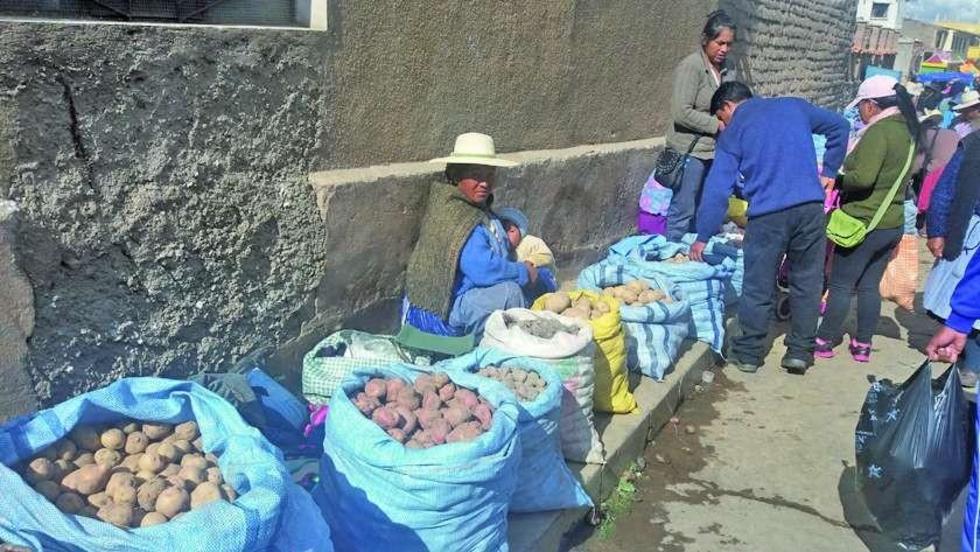 Comerciantes retoman las aceras en mercado Uyuni