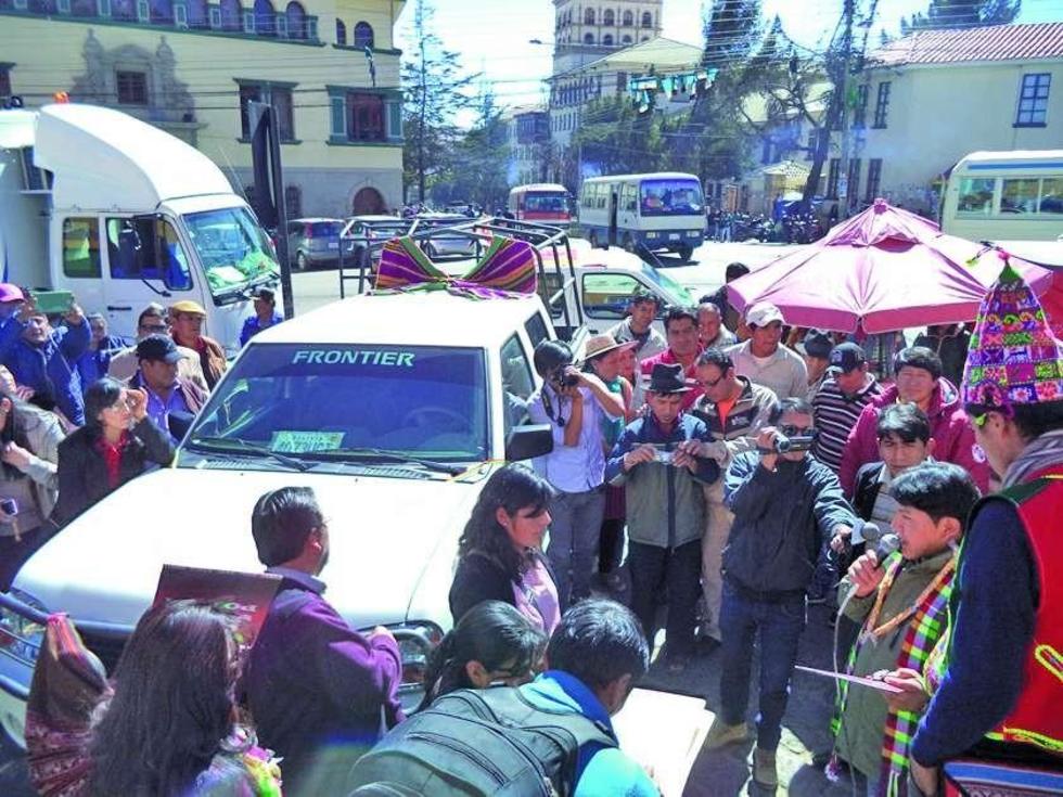 Entregan 2 vehículos para el norte de Potosí