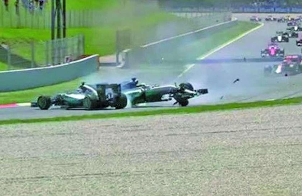 Hamilton choca a Rosberg y abandonan la carrera