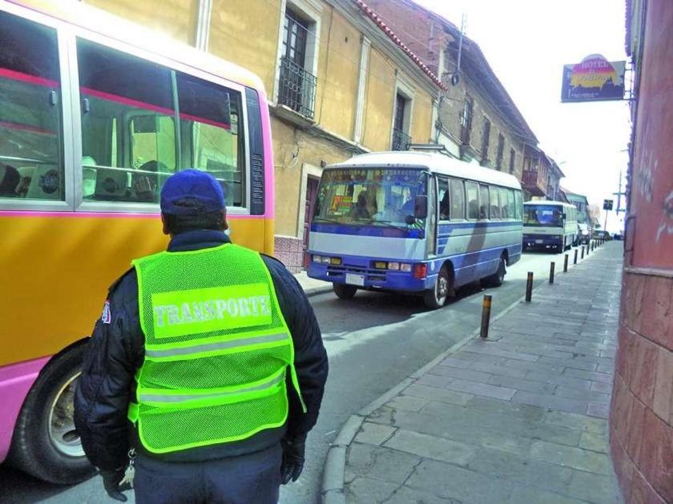 Los policías municipales controlan a los micristas