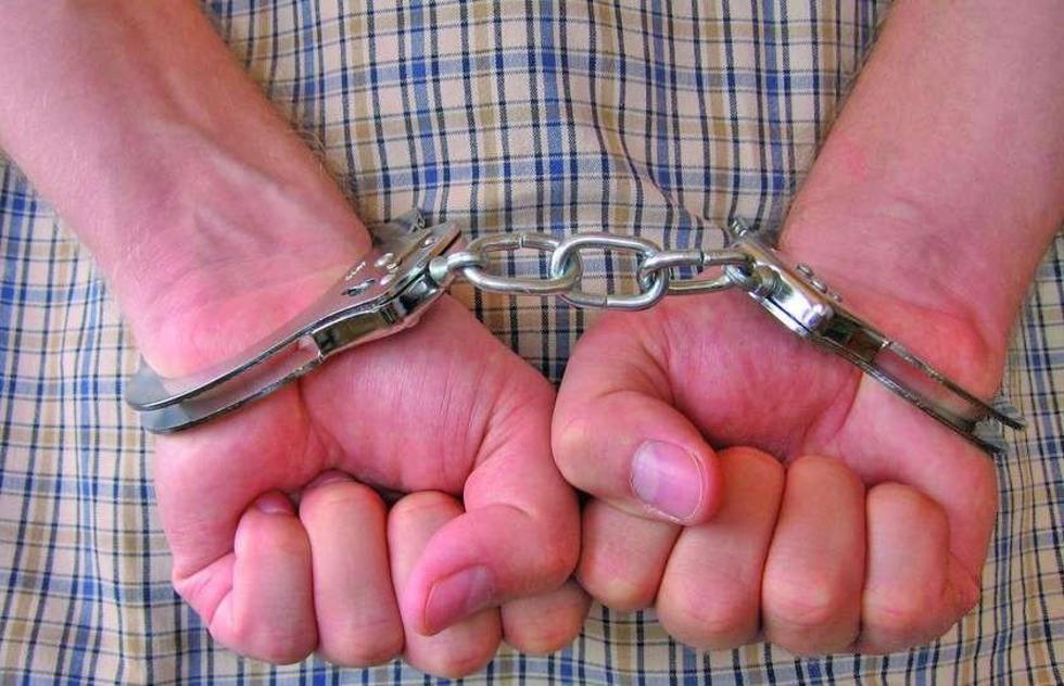 Aprehenden a un hombre acusado de violar menores de edad de bajos recursos