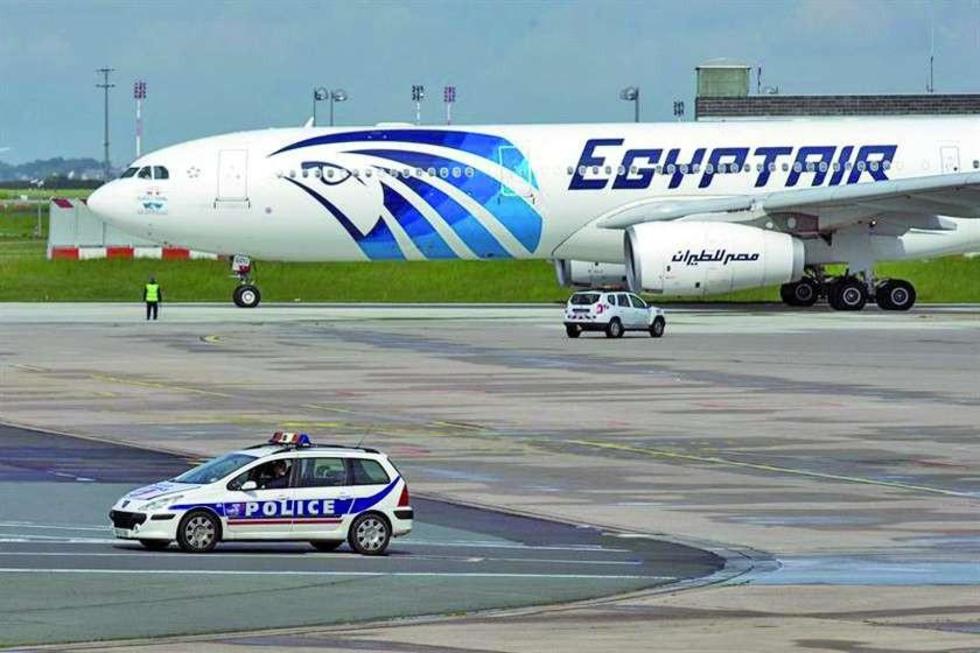 Buscan la aeronave siniestrada de Egyptair con 66 personas 