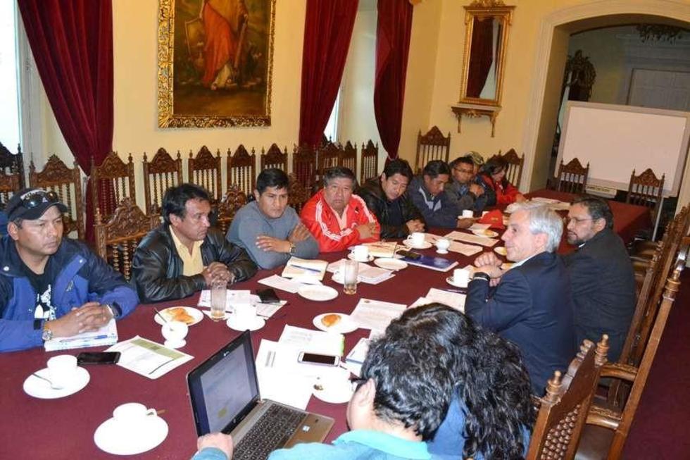Los fabriles exigen negociar con Morales por el cierre de Enatex