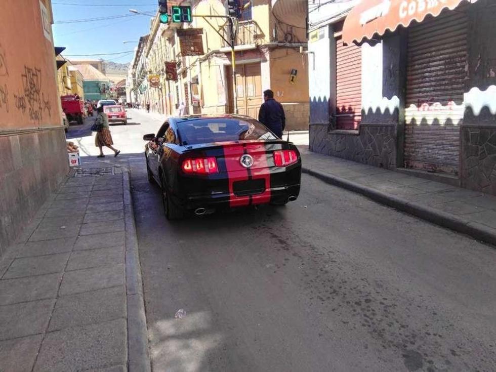 Autos circulan sin placas en la Villa Imperial