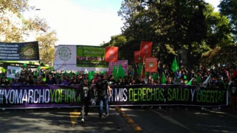 Marcha pide cambiar política de la marihuana en Chile