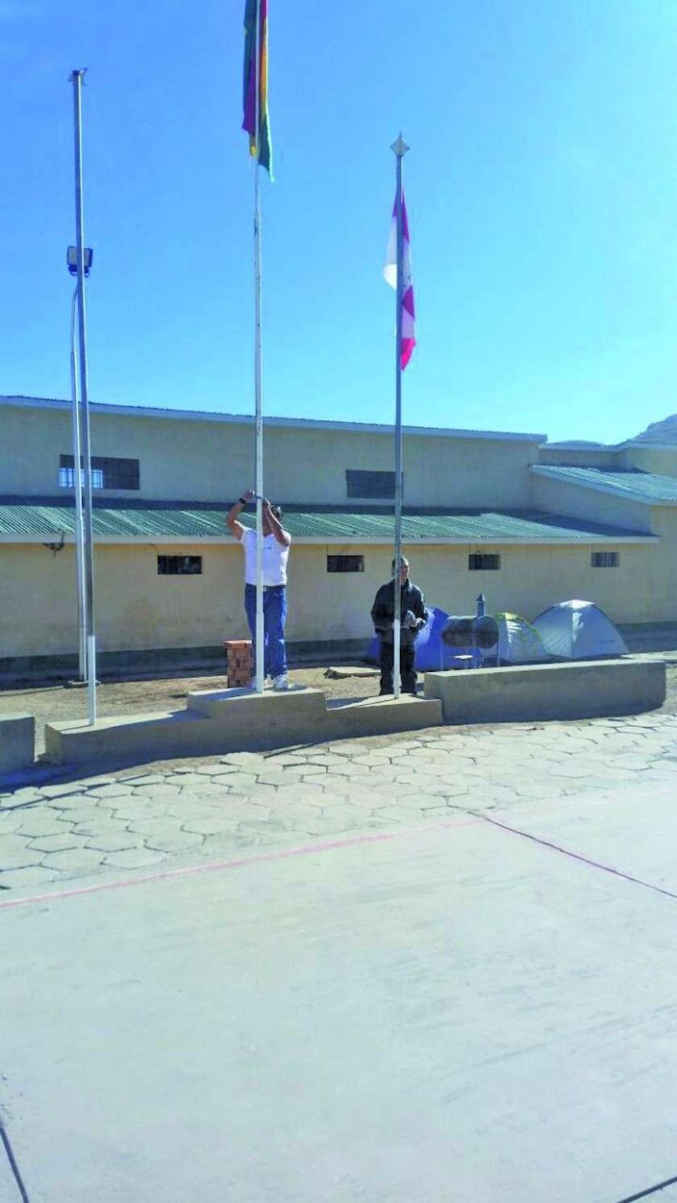Presos de Cantumarca izan bandera con fervor cívico