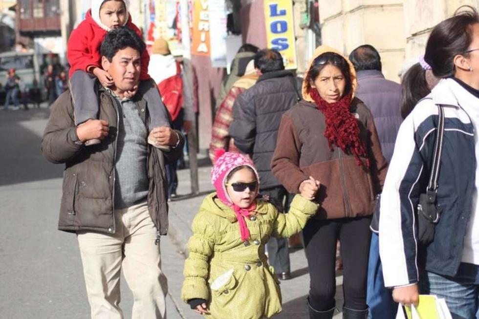 Instruyen que se permita ropa abrigada en las escuelas