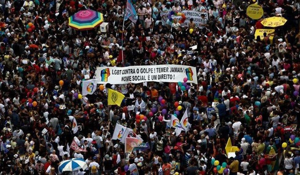 Desfile gai celebra 20 años con reivindicaciones transexuales en Brasil