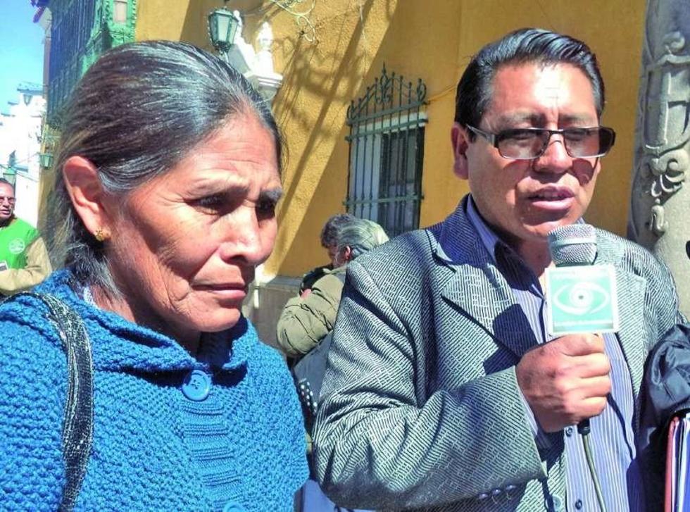 Madre desesperada busca ayuda económica en la población